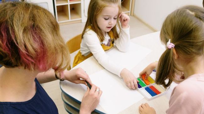 Why Mixed-Age Classrooms Work in Montessori Early Childhood Education